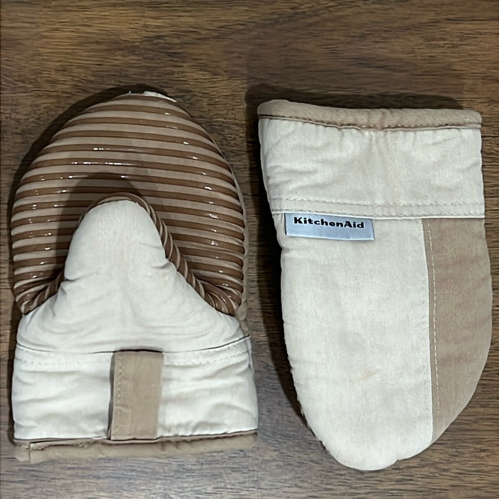 KitchenAid Beacon Two-Tone Non-Slip Mini Oven Mitt Set